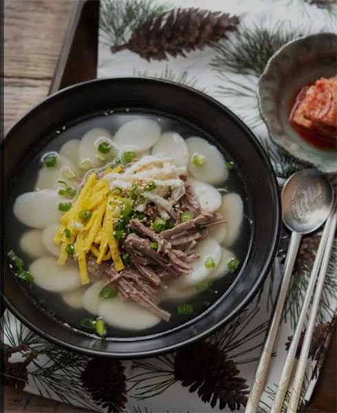 Semchorong Tteokguk Pirinç Keki Çorbası