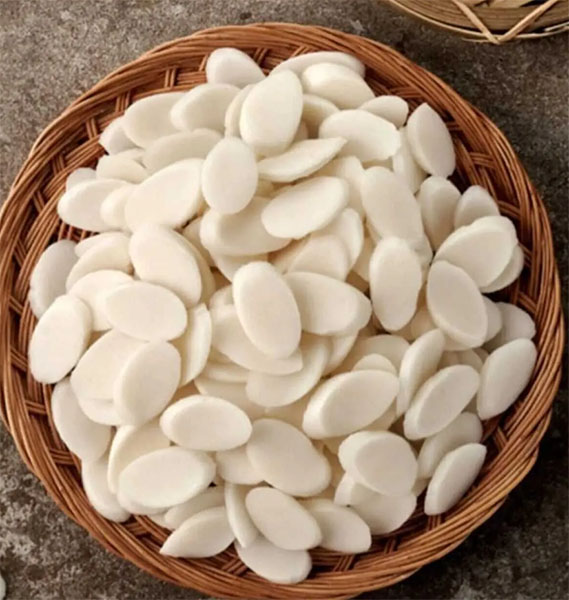 Semchorong Tteokguk Pirinç Keki Çorbası